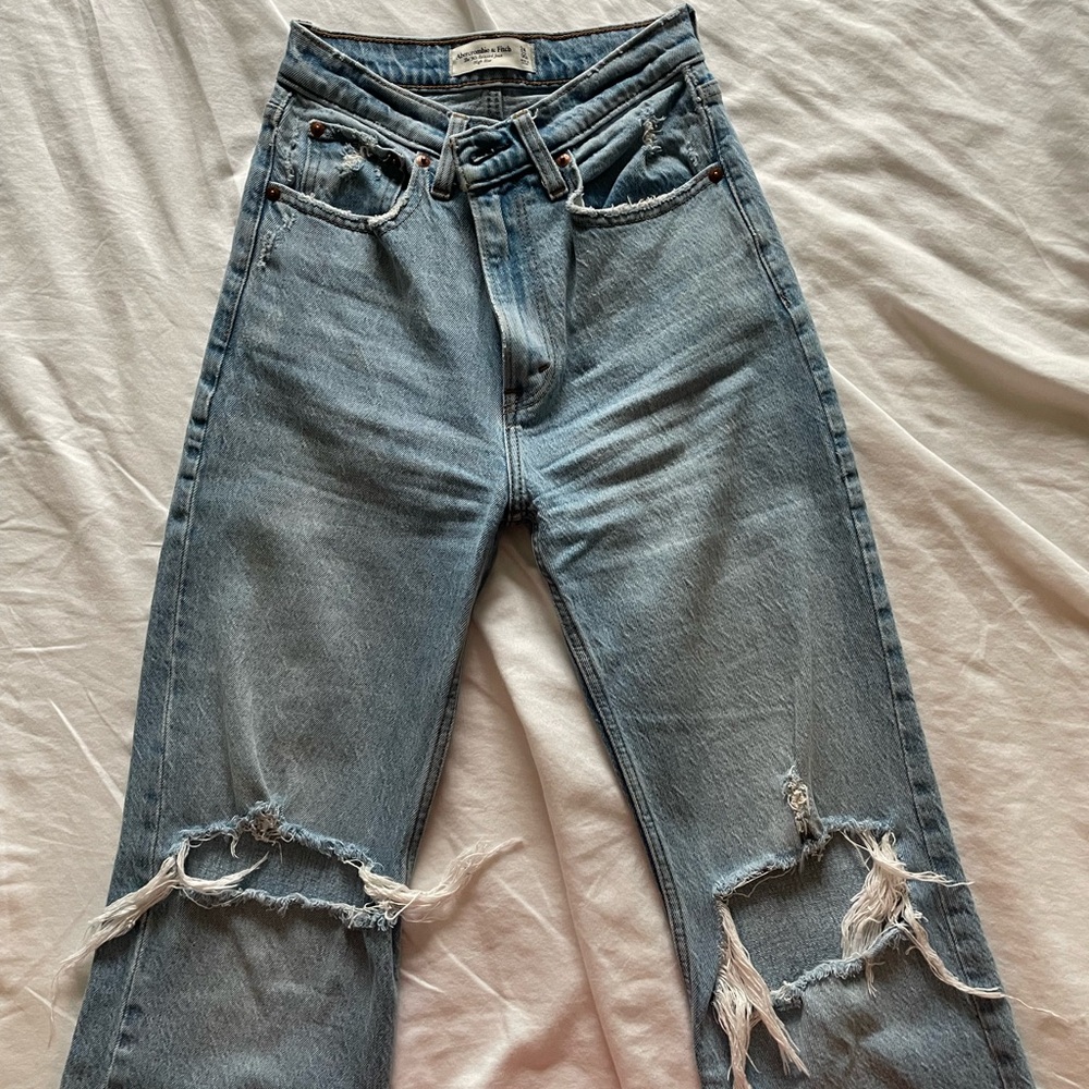 Abercombie 90s Relaxed Jean High Rise - SIZE 24 SHORT